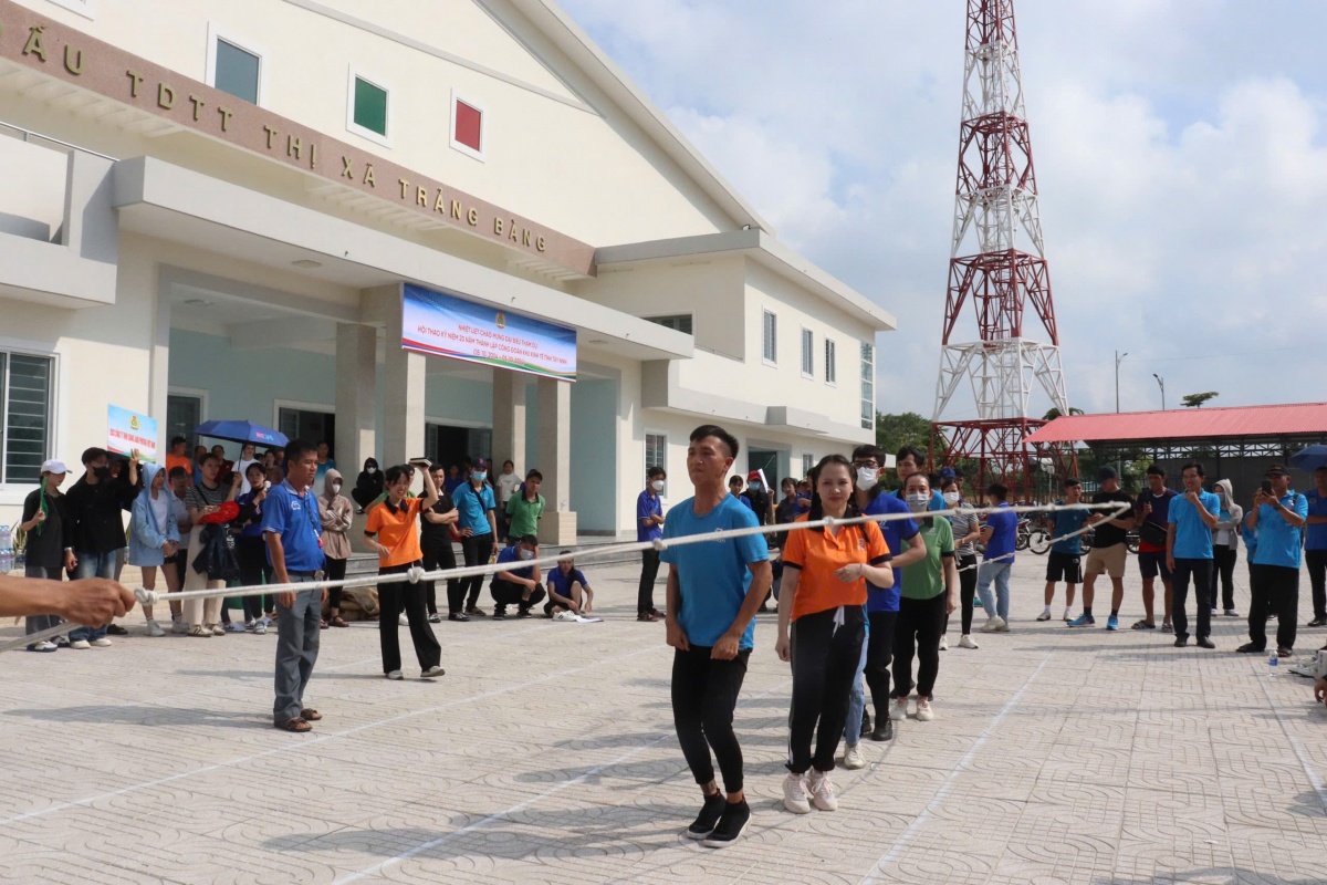 Gần 300 vận động viên tham dự hội thao dịp kỷ niệm