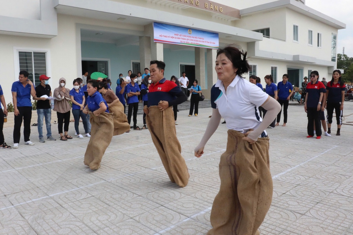 Gần 300 vận động viên tham dự hội thao dịp kỷ niệm