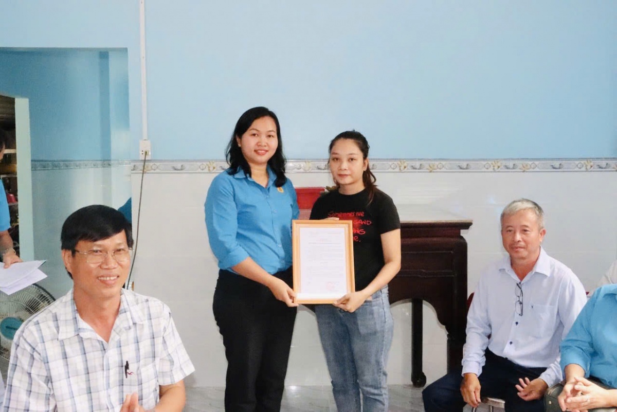 Công đoàn hỗ trợ dựng lại mái ấm cho công nhân nghèo Công đoàn hỗ trợ dựng lại mái ấm cho công nhân nghèo