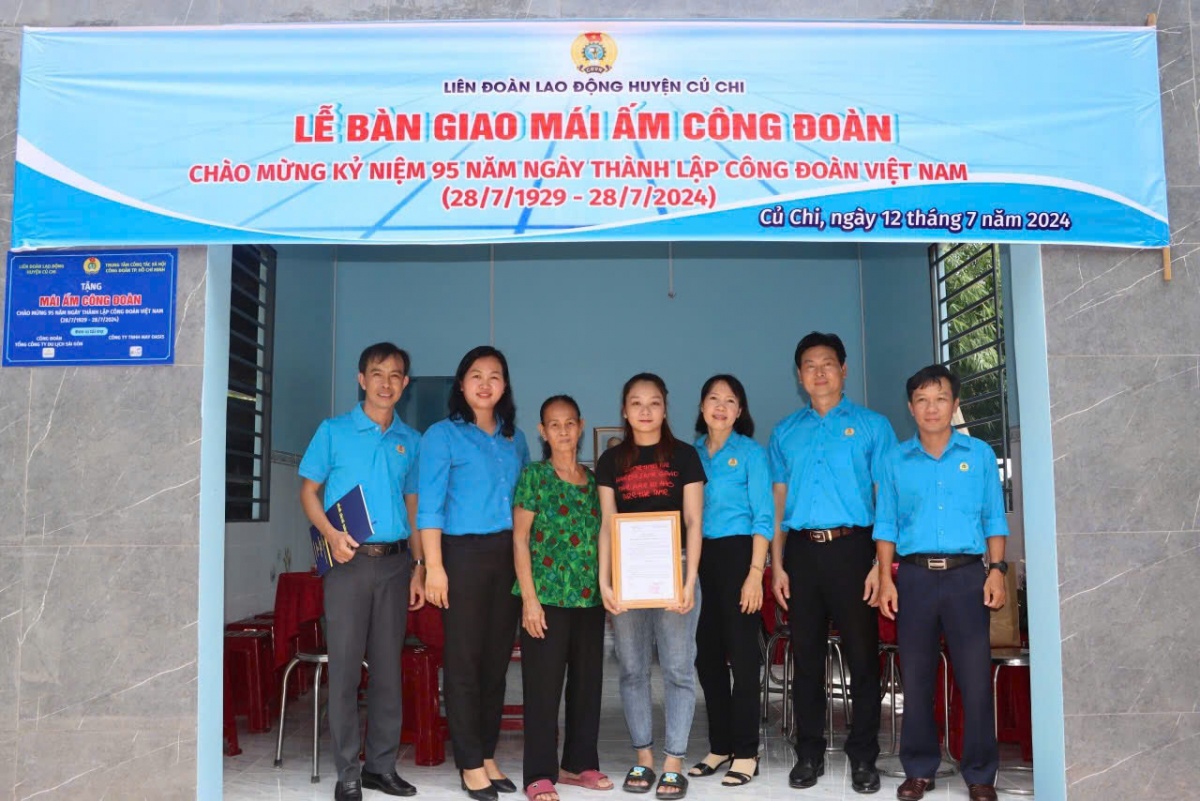 Công đoàn hỗ trợ dựng lại mái ấm cho công nhân nghèo Công đoàn hỗ trợ dựng lại mái ấm cho công nhân nghèo