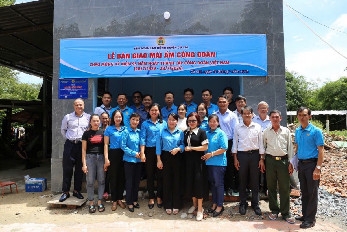 Công đoàn hỗ trợ dựng lại mái ấm cho công nhân nghèo Công đoàn hỗ trợ dựng lại mái ấm cho công nhân nghèo