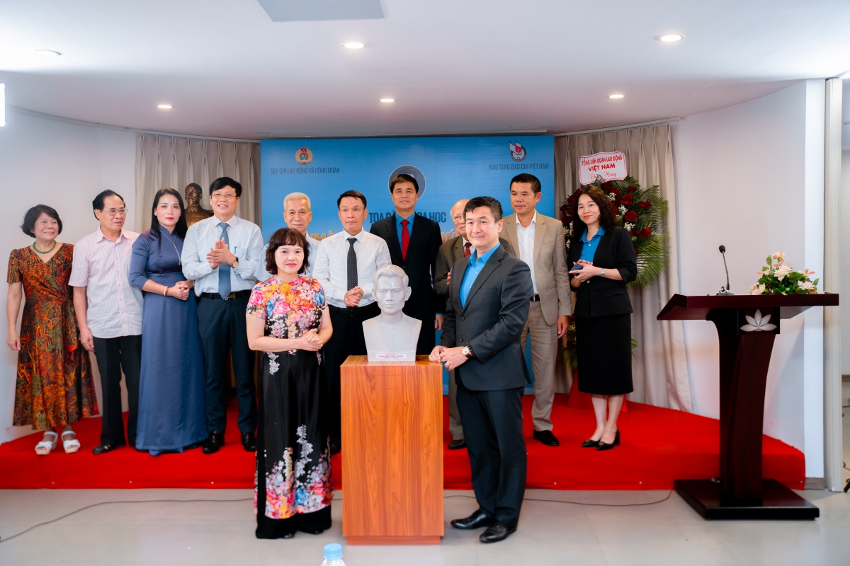 Toàn cảnh tọa đàm và lễ tiếp nhận tượng nhà báo Nguyễn Đức Cảnh