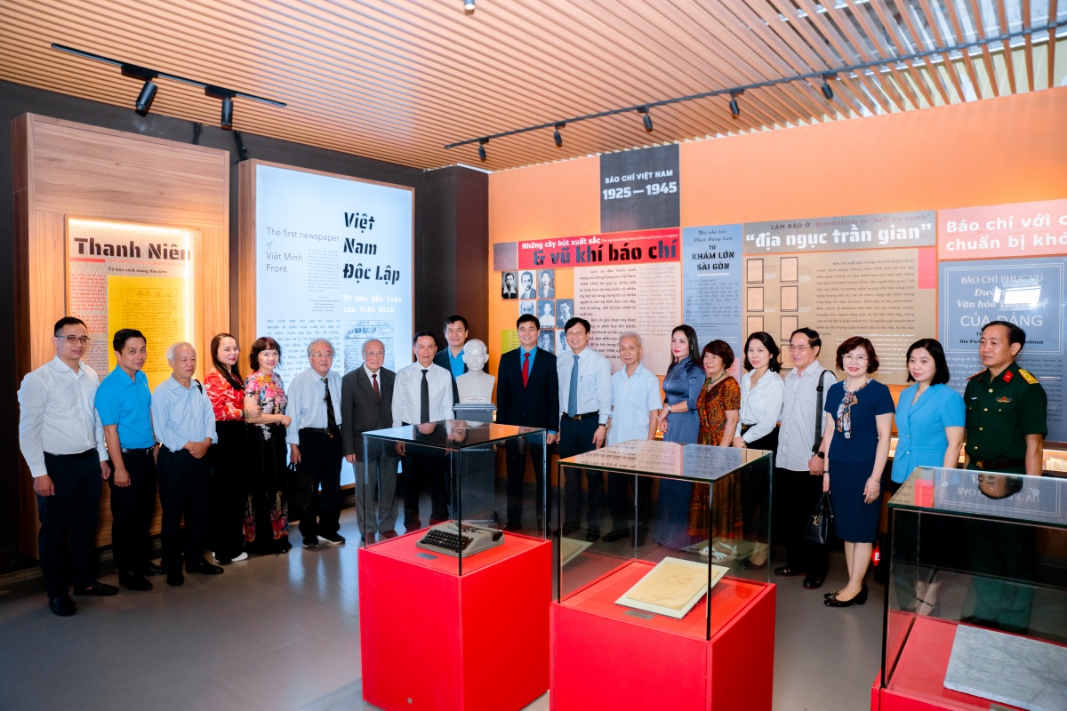 Toàn cảnh tọa đàm và lễ tiếp nhận tượng nhà báo Nguyễn Đức Cảnh