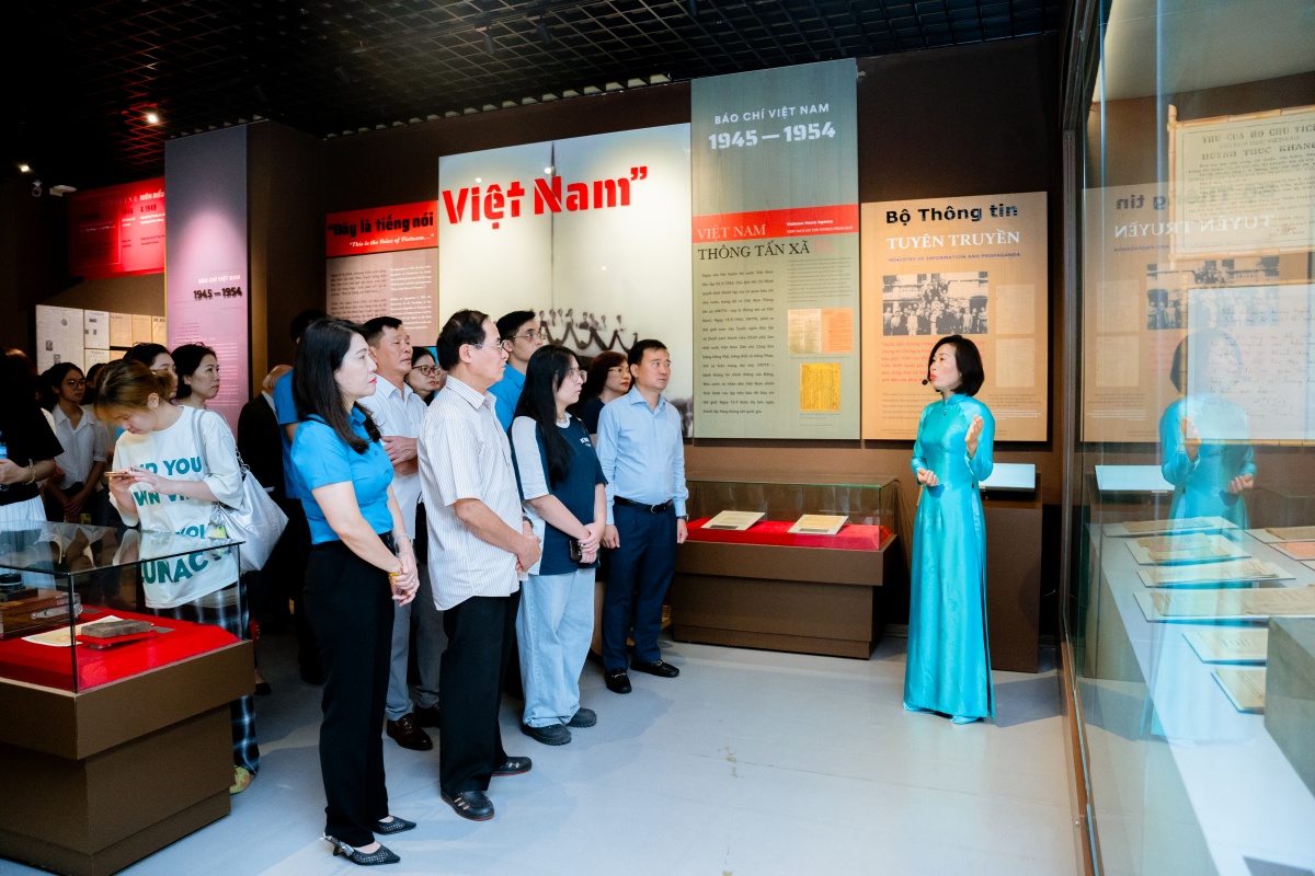 Toàn cảnh tọa đàm và lễ tiếp nhận tượng nhà báo Nguyễn Đức Cảnh