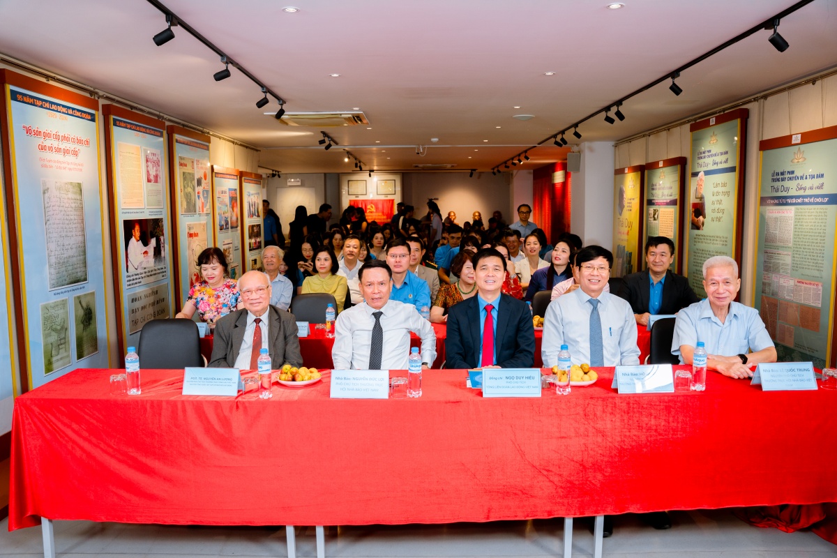 Toàn cảnh tọa đàm và lễ tiếp nhận tượng nhà báo Nguyễn Đức Cảnh