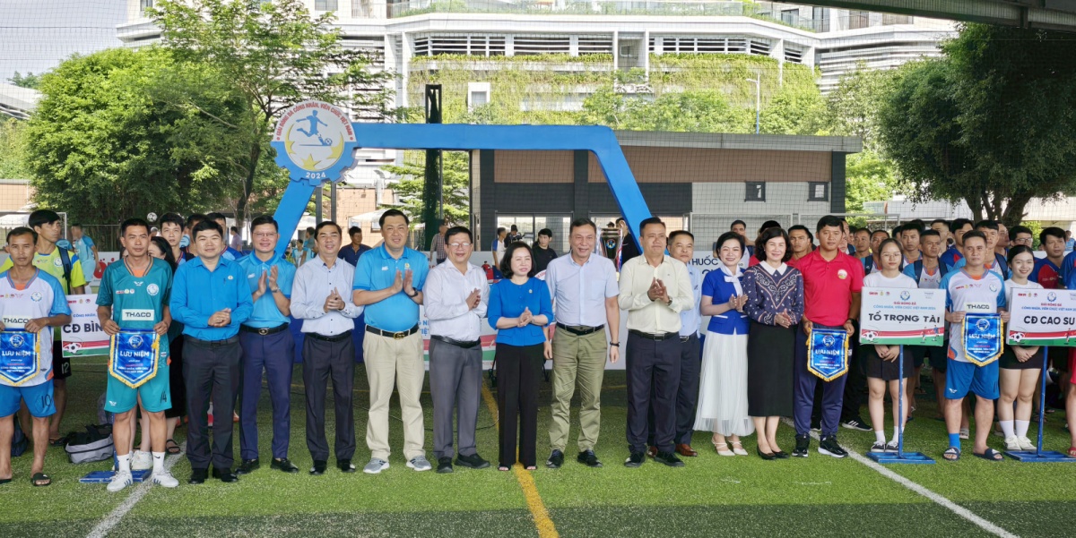 Bình Dương: 12 đội bóng công nhân thuộc khu vực 3 tranh tài sôi nổi