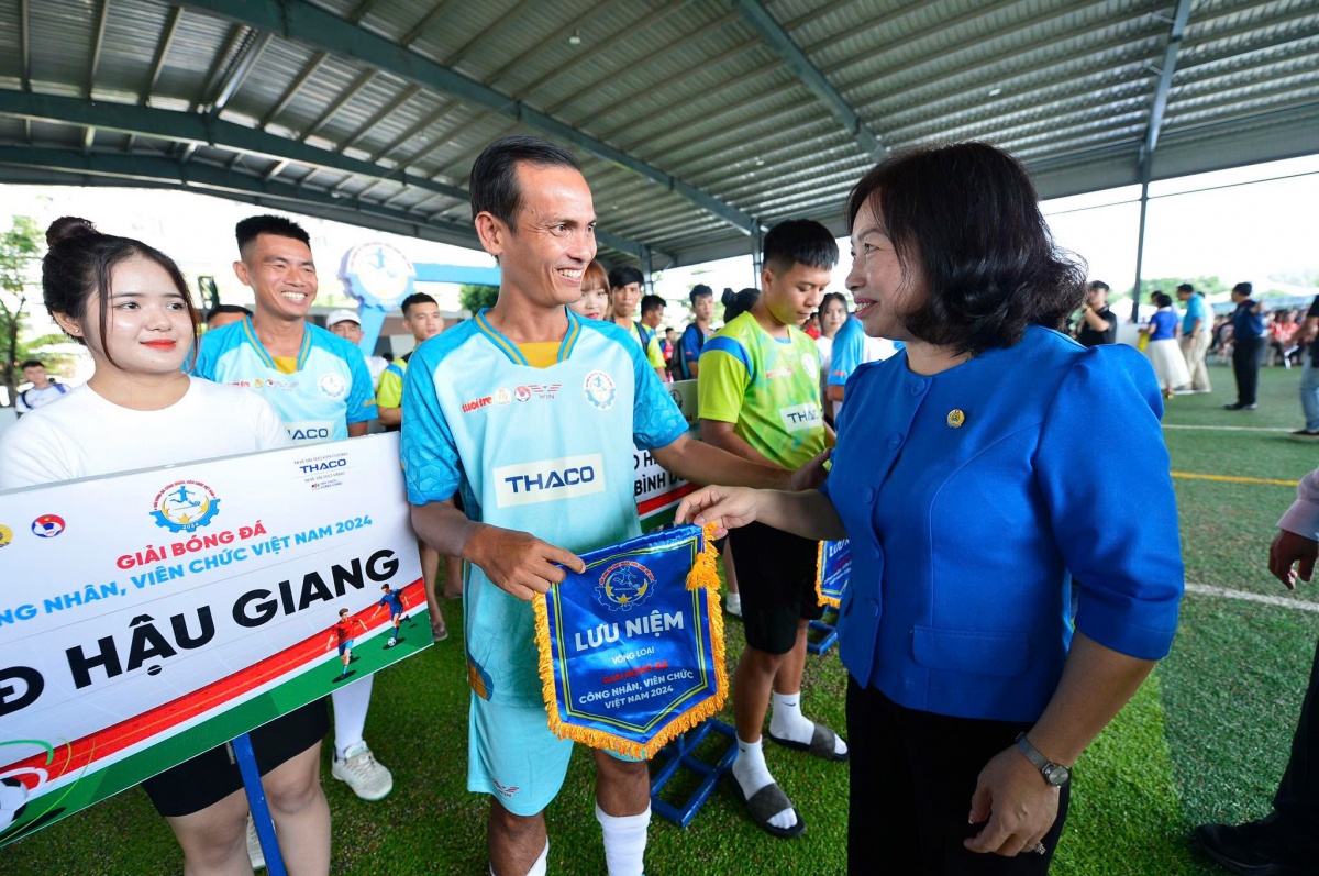 Bình Dương: 12 đội bóng công nhân thuộc khu vực 3 tranh tài sôi nổi