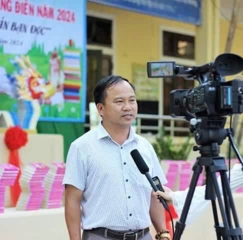 Thầy hiệu trưởng có trái tim ấm áp của Trường THCS Nguyễn Hữu Đà Thầy hiệu trưởng có trái tim ấm áp của Trường THCS Nguyễn Hữu Đà