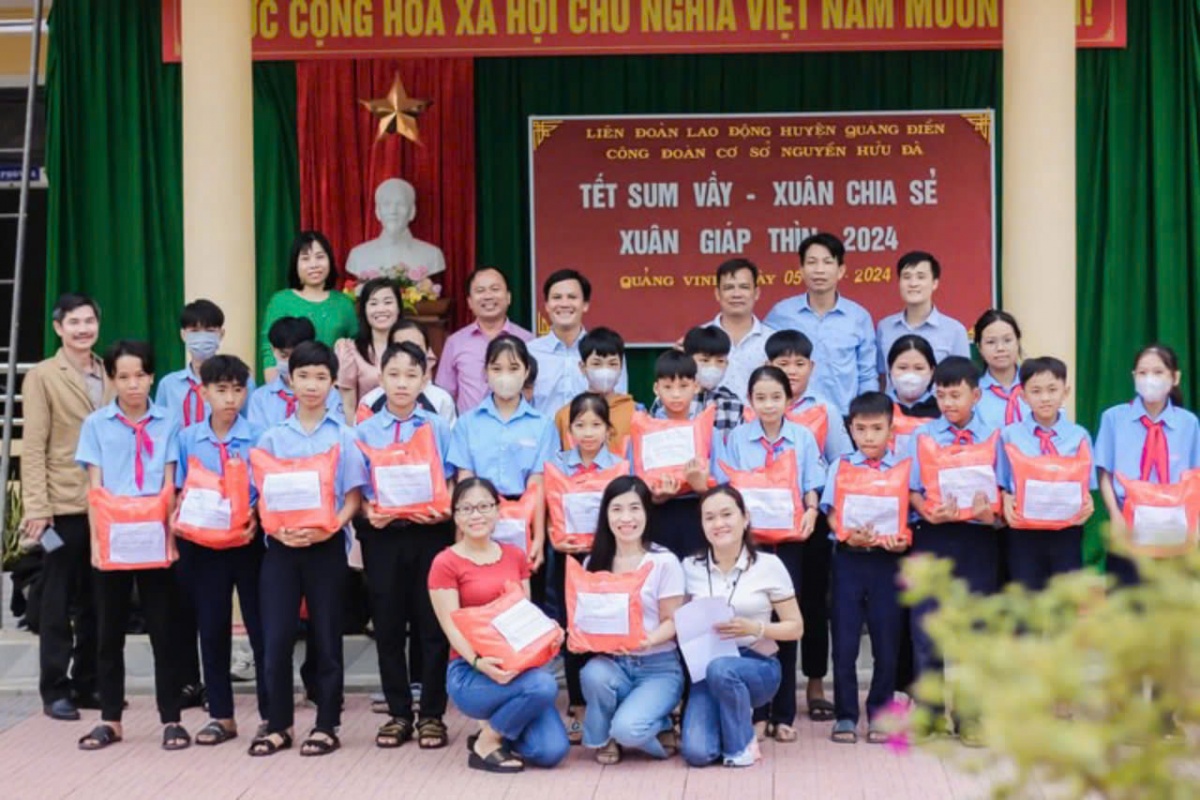 Thầy hiệu trưởng có trái tim ấm áp của Trường THCS Nguyễn Hữu Đà Thầy hiệu trưởng có trái tim ấm áp của Trường THCS Nguyễn Hữu Đà