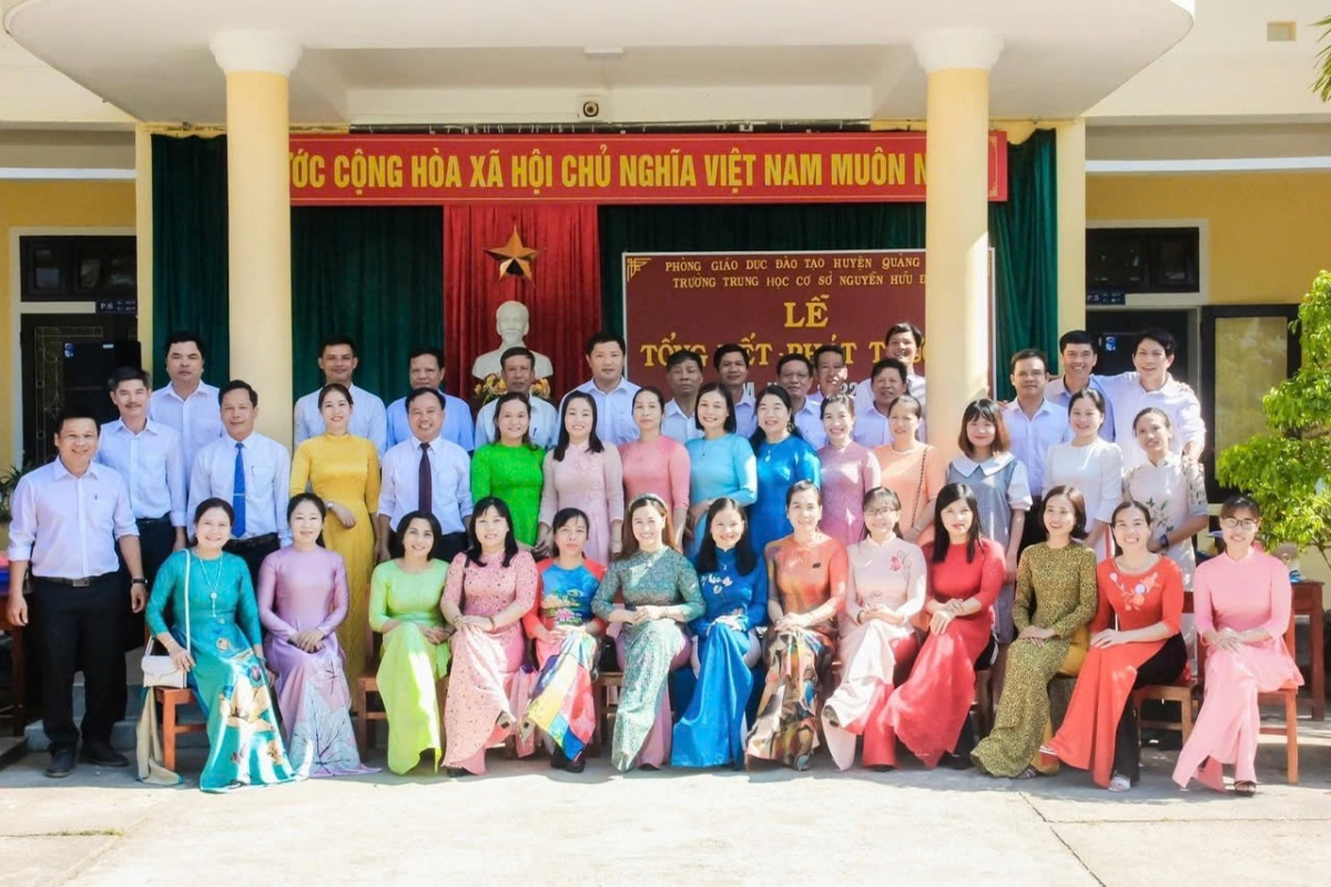 Thầy hiệu trưởng có trái tim ấm áp của Trường THCS Nguyễn Hữu Đà Thầy hiệu trưởng có trái tim ấm áp của Trường THCS Nguyễn Hữu Đà