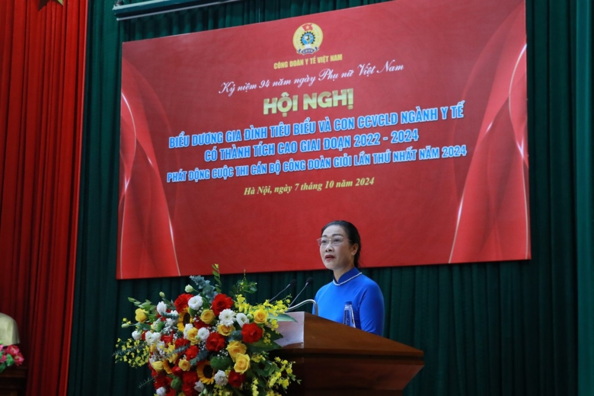 Khen thưởng gia đình tiêu biểu và con em ngành Y xuất sắc