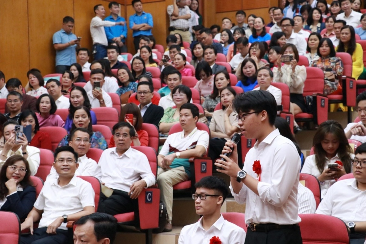 Khen thưởng gia đình tiêu biểu và con em ngành Y xuất sắc