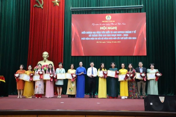 Khen thưởng gia đình tiêu biểu và con em ngành Y xuất sắc