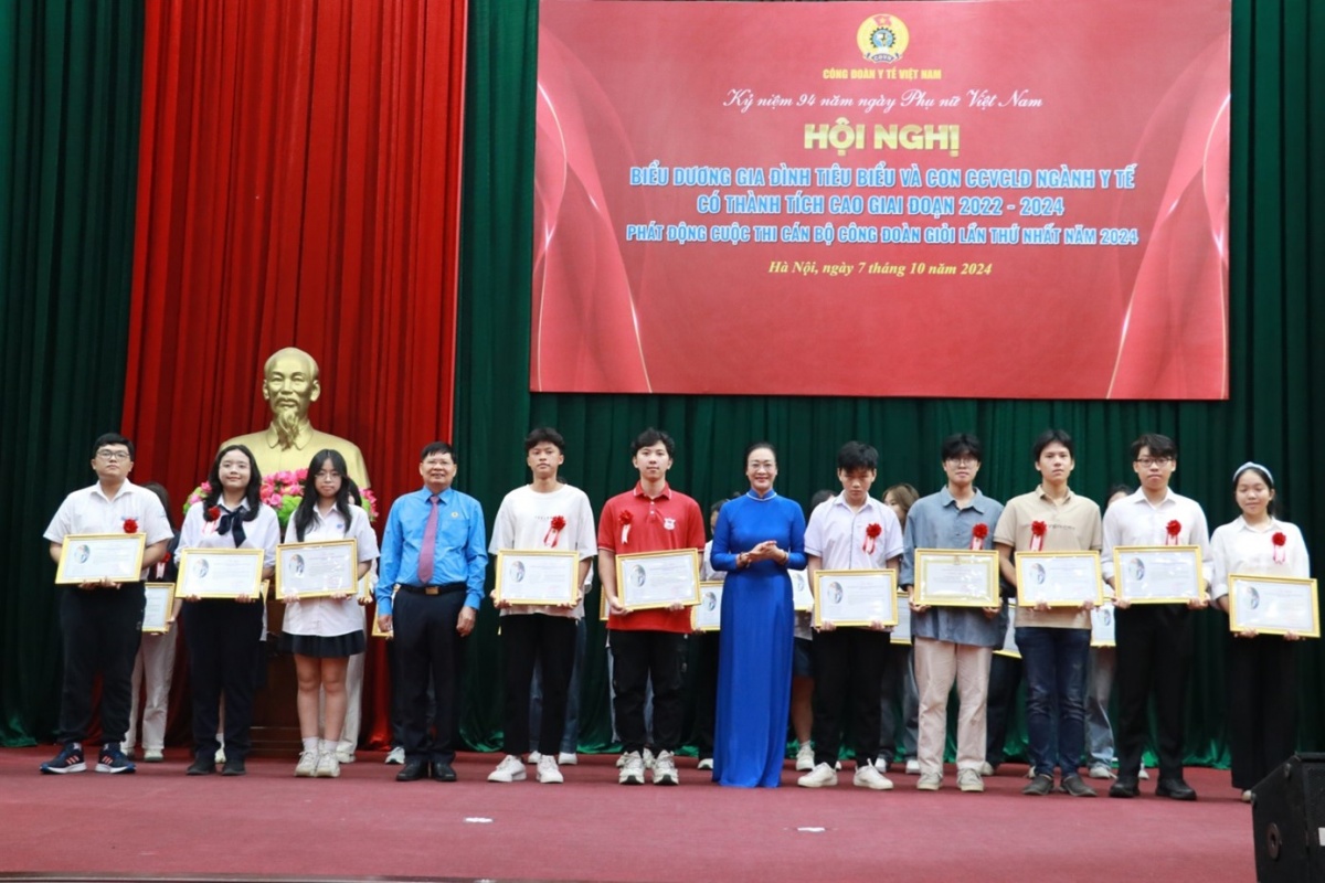 Khen thưởng gia đình tiêu biểu và con em ngành Y xuất sắc