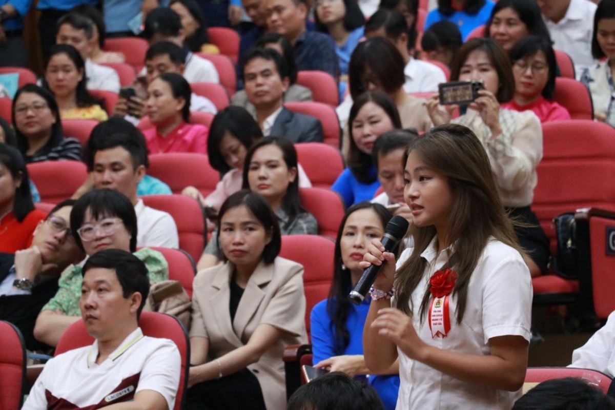 Khen thưởng gia đình tiêu biểu và con em ngành Y xuất sắc