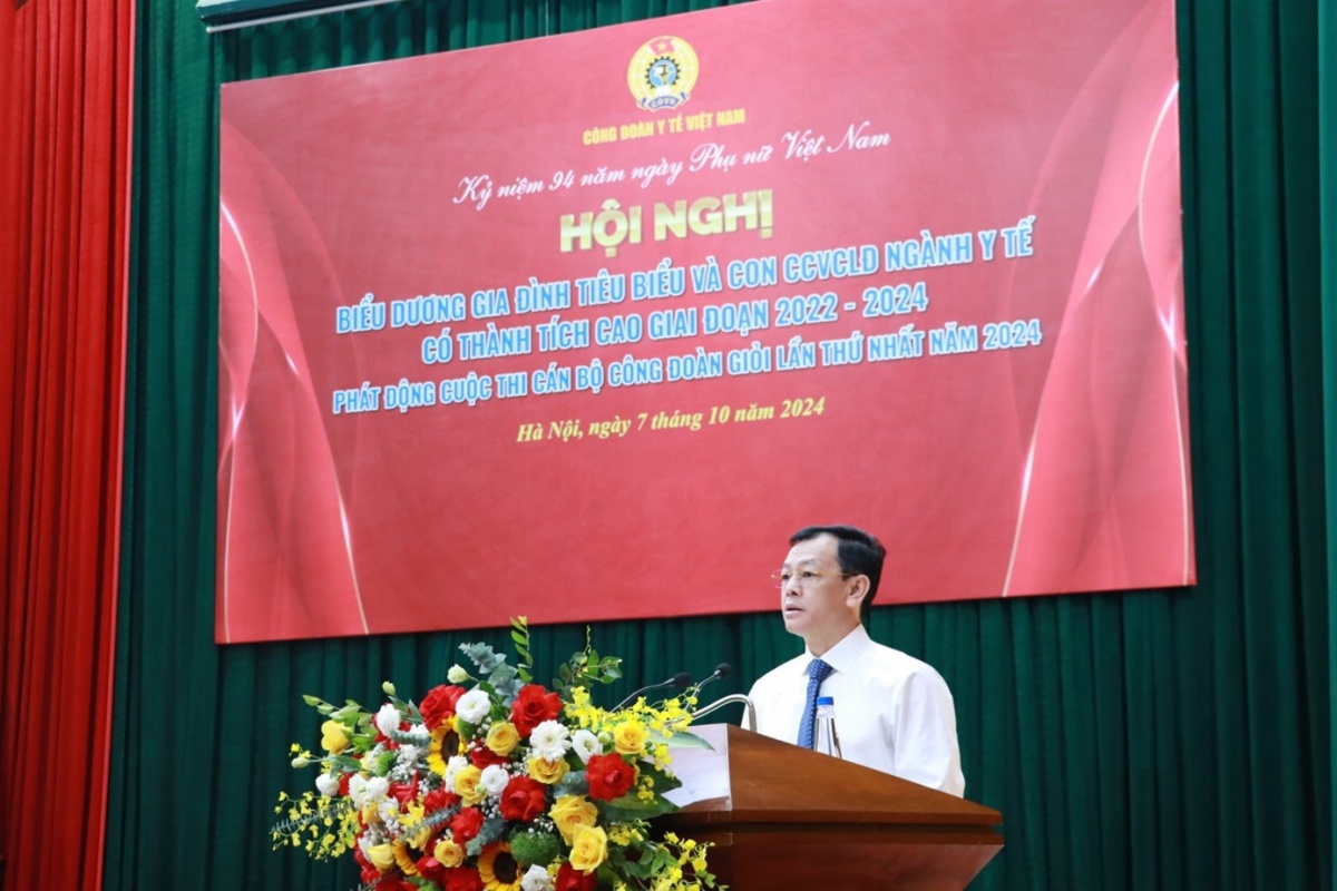 Khen thưởng gia đình tiêu biểu và con em ngành Y xuất sắc