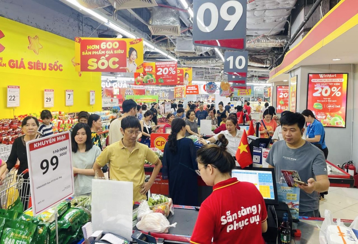 Khách hàng mua sắm tại WinMart Royal City sáng ngày 7-9 Khách hàng mua sắm tại WinMart Royal City sáng ngày 7-9