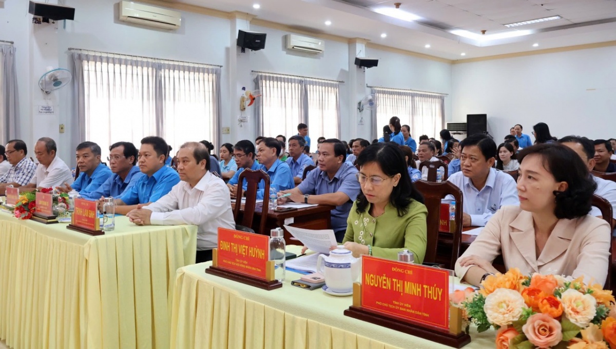 Tiếp xúc cử tri công nhân lao động tại An Giang Tiếp xúc cử tri công nhân lao động tại An Giang