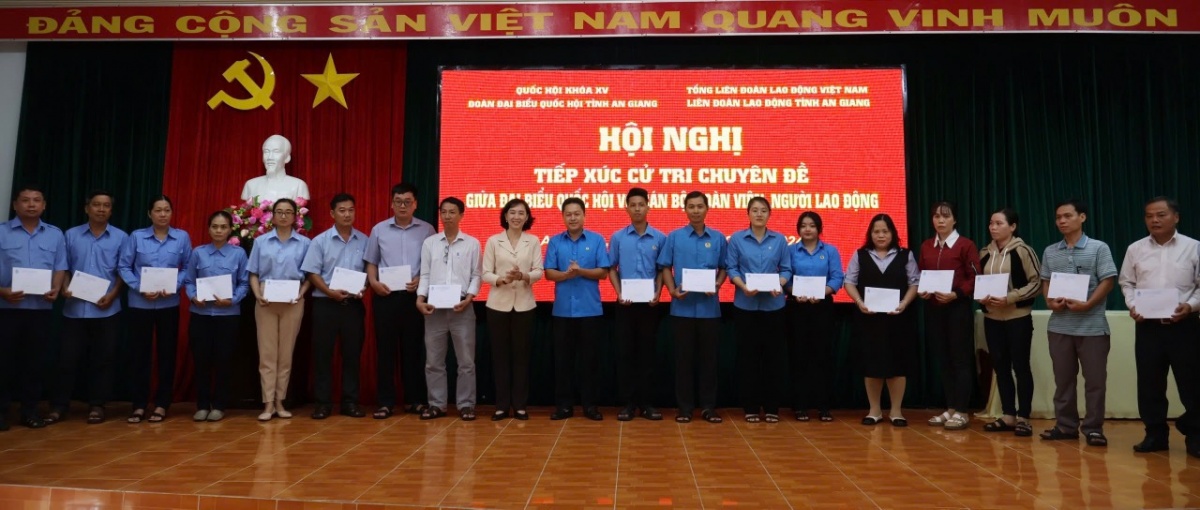 Tiếp xúc cử tri công nhân lao động tại An Giang Tiếp xúc cử tri công nhân lao động tại An Giang