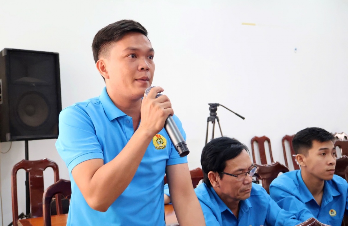 Tiếp xúc cử tri công nhân lao động tại An Giang Tiếp xúc cử tri công nhân lao động tại An Giang