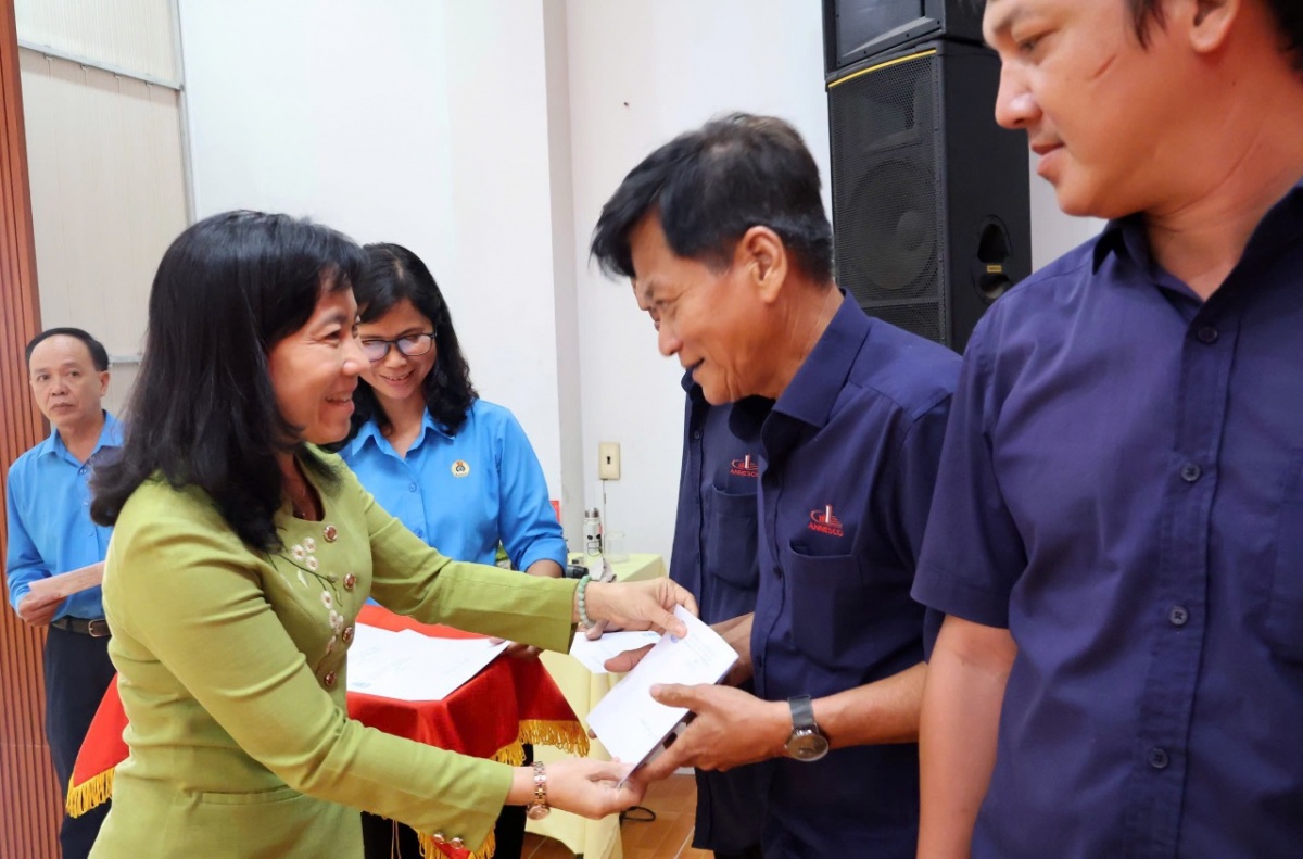 Tiếp xúc cử tri công nhân lao động tại An Giang Tiếp xúc cử tri công nhân lao động tại An Giang