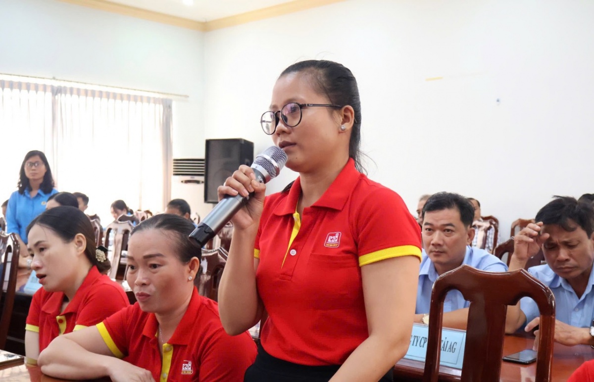 Tiếp xúc cử tri công nhân lao động tại An Giang Tiếp xúc cử tri công nhân lao động tại An Giang