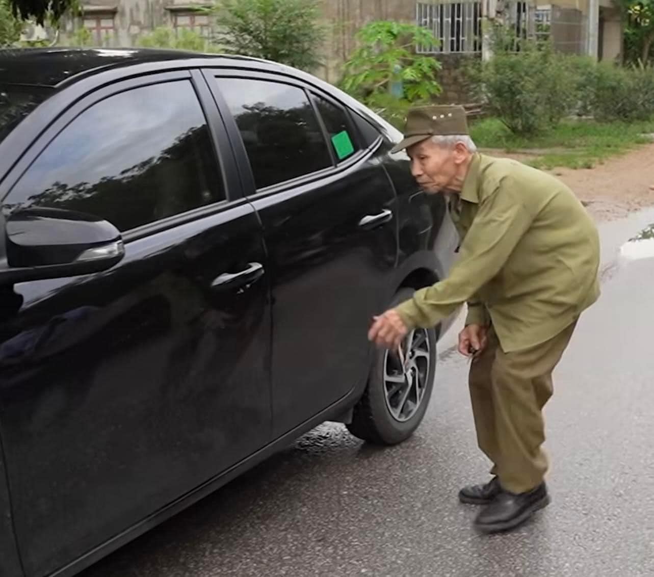 Cụ ông U90 tuổi lái ô tô mỗi ngày tại Nghệ An gây sốt cộng đồng mạng Cụ ông U90 tuổi lái ô tô mỗi ngày tại Nghệ An gây sốt cộng đồng mạng
