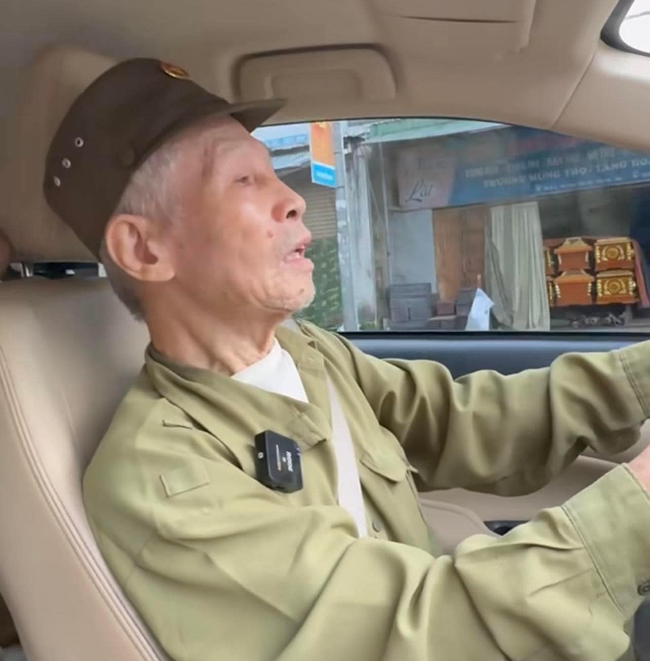 Cụ ông Nghệ An, gần 90 vẫn lái ô tô mỗi ngày Cụ ông Nghệ An, gần 90 vẫn lái ô tô mỗi ngày