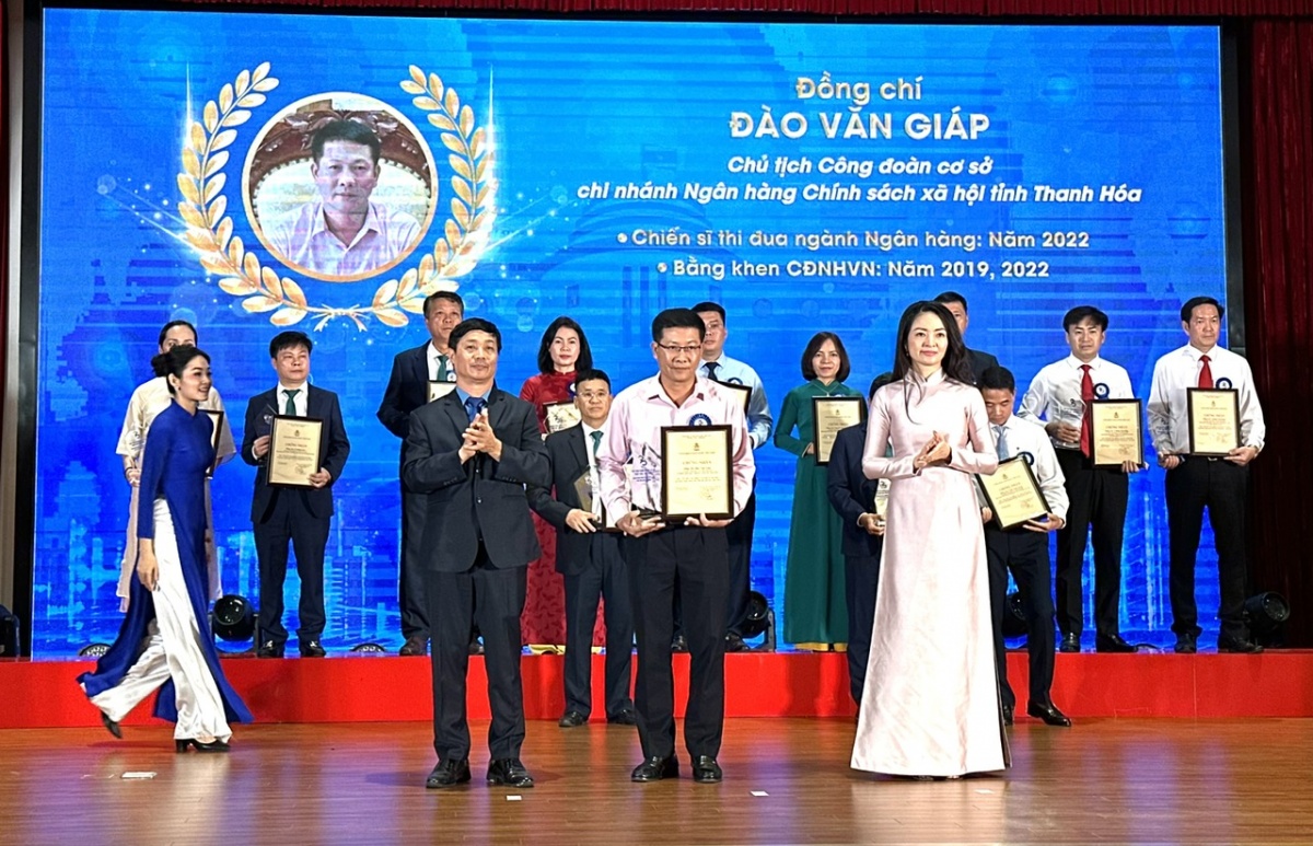 Tôn vinh 95 Chủ tịch Công đoàn cơ sở tiêu biểu, xuất sắc ngành Ngân hàng Tôn vinh 95 Chủ tịch Công đoàn cơ sở tiêu biểu, xuất sắc ngành Ngân hàng