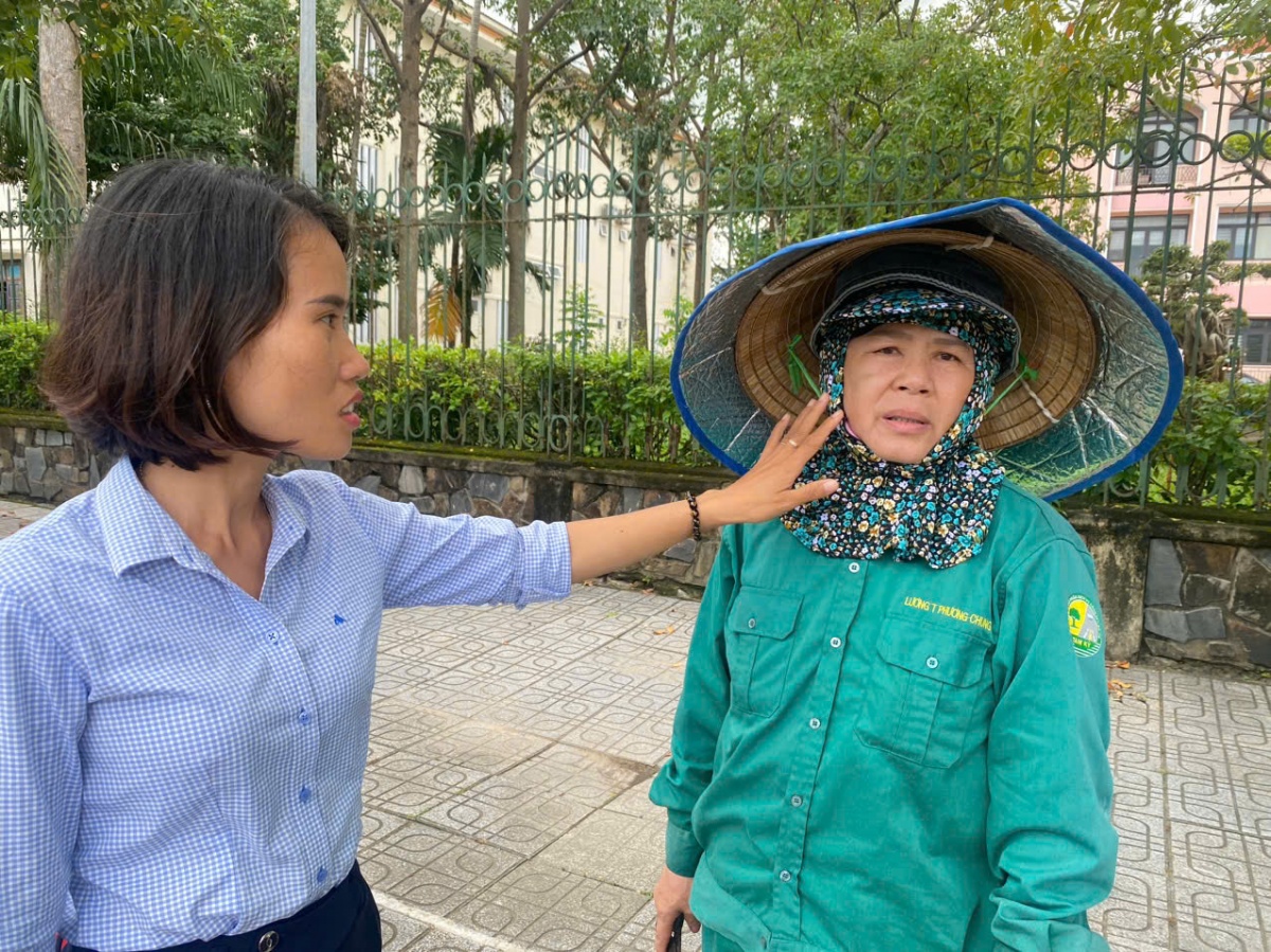 Chị Lê Thị Thịnh quan tâm đến sức khỏe công nhân. Ảnh: Hoài nam