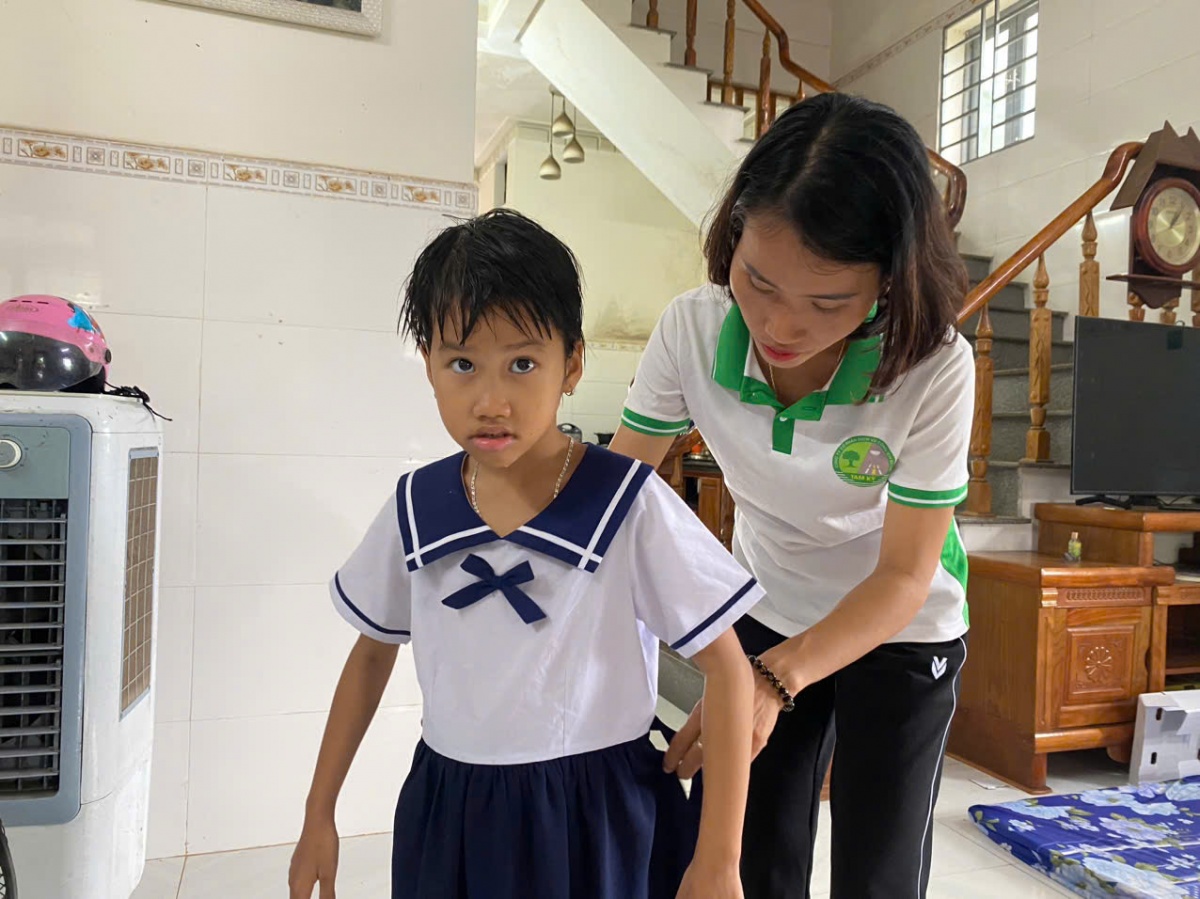 Chị Thịnh lo cho con gái bị bệnh được đến trường. Ảnh: Hoài Nam