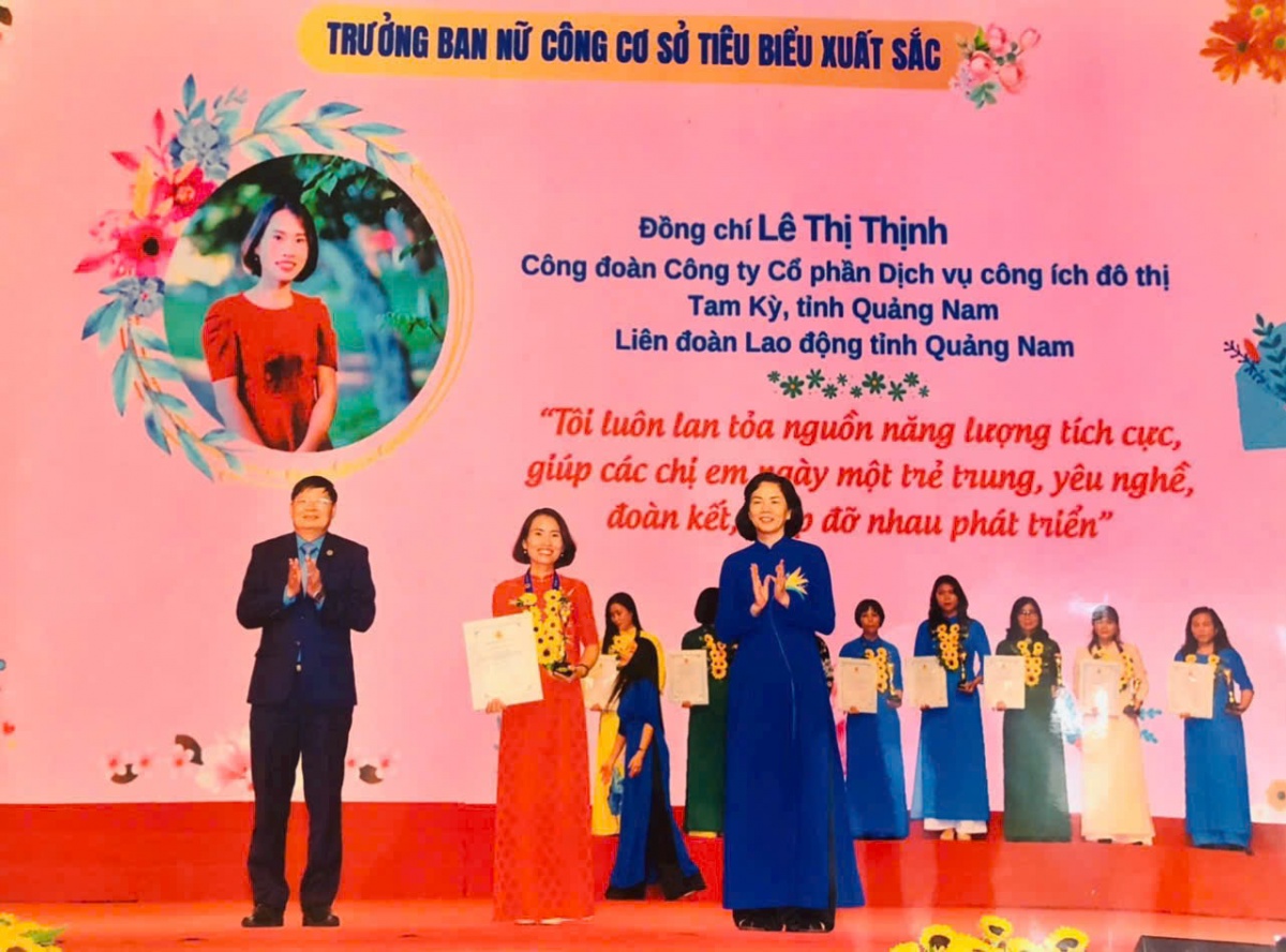 Chị Lê Thị Thịnh được vinh danh tại Hội nghị toàn quốc nữ công đoàn cơ sở tiêu biểu. Ảnh: NVCC