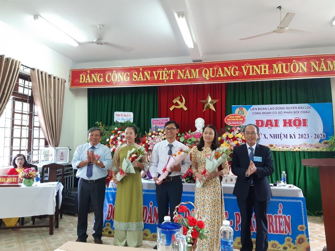 Chủ tịch Công đoàn năng động và đầy nhiệt huyết của Trường THCS Phan Bội Châu Chủ tịch Công đoàn năng động và đầy nhiệt huyết của Trường THCS Phan Bội Châu