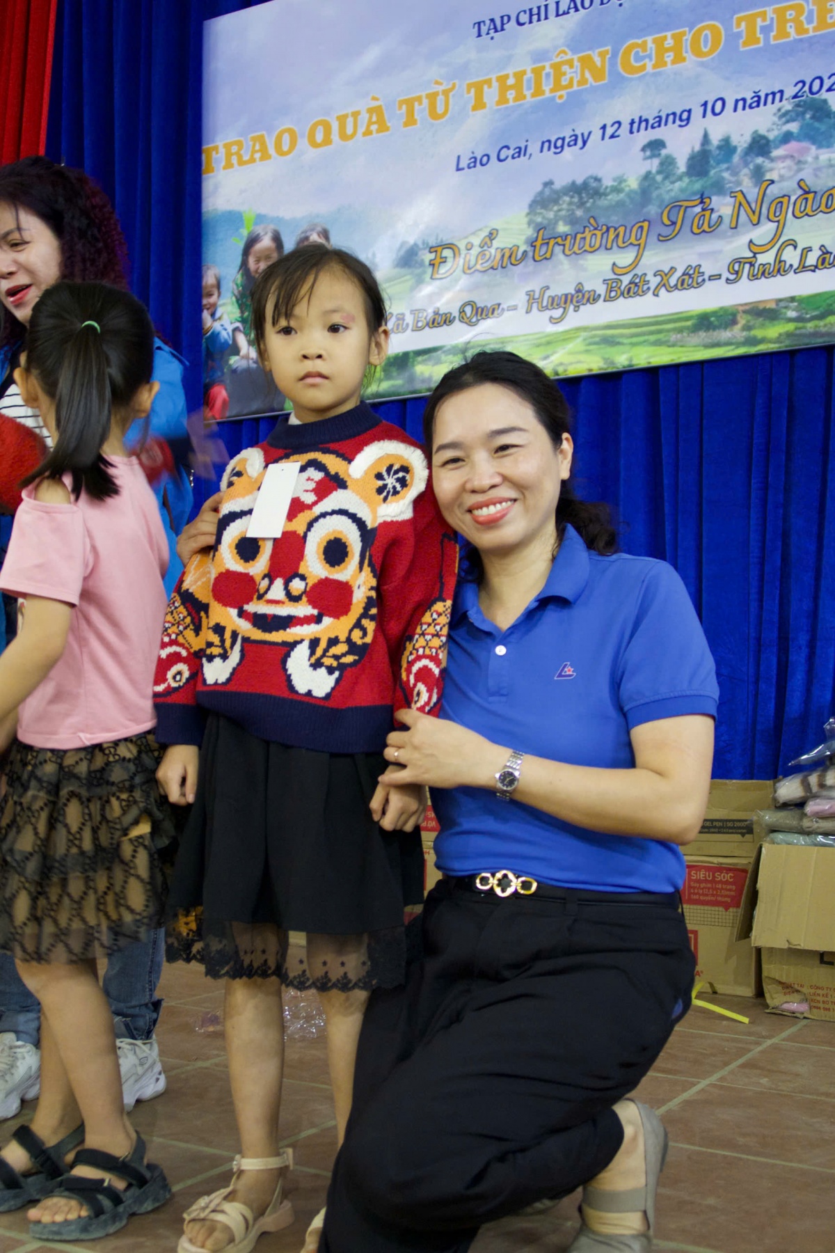 Tạp chí Lao động và Công đoàn trao quà cho giáo viên, học sinh ở Tả Ngảo (Lào Cai)