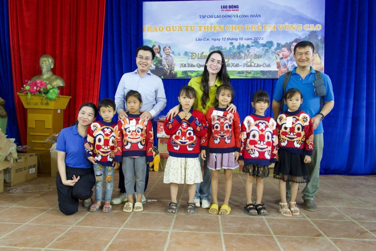 Tạp chí Lao động và Công đoàn trao quà cho giáo viên, học sinh ở Tả Ngảo (Lào Cai)