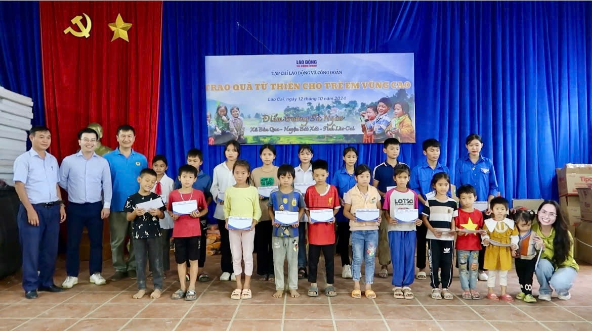 Tạp chí Lao động và Công đoàn trao quà cho giáo viên, học sinh ở Tả Ngảo (Lào Cai)