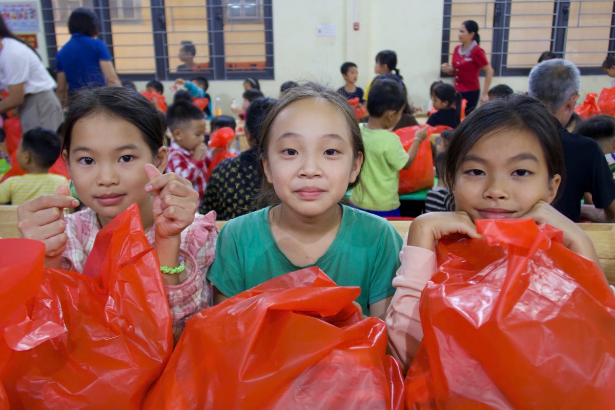 Tạp chí Lao động và Công đoàn trao quà cho giáo viên, học sinh ở Tả Ngảo (Lào Cai)