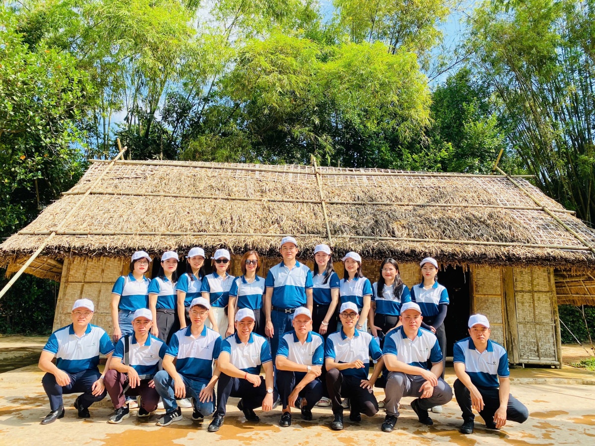 Khởi đầu của hành trình về nguồn, các đồng chí trong Chi bộ cơ sở Vietcombank Nam Thăng Long đã đến thăm quê ngoại của Bác tại làng Hoàng Trù.