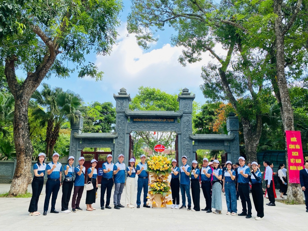 Tiếp theo, Chi bộ cơ sở Vietcombank Nam Thăng Long đã về thăm quê nội của Bác, dâng hương tưởng nhớ đến vị lãnh tụ vĩ đại của dân tộc.