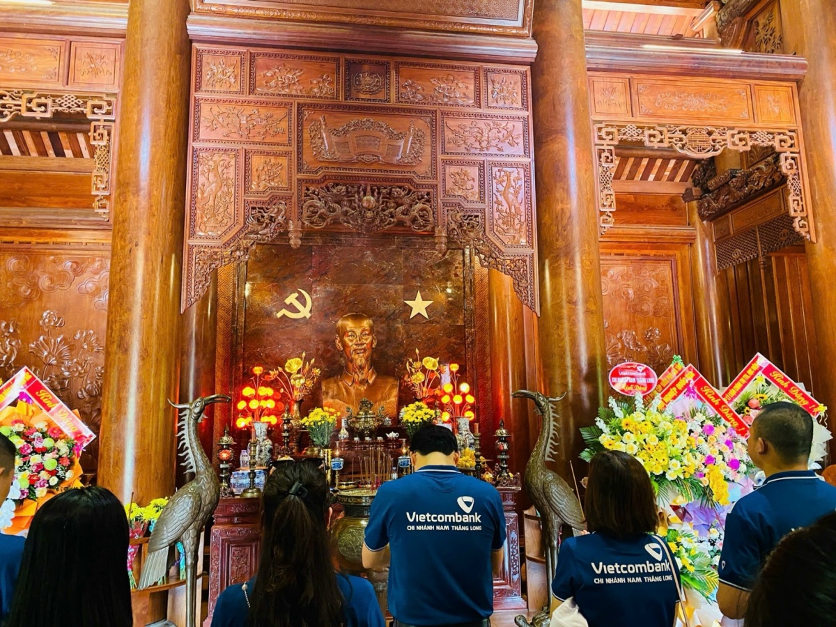 Chi bộ cơ sở Vietcombank Chi nhánh Nam Thăng Long thông qua tổ chức về nguồn thăm Quê Bác