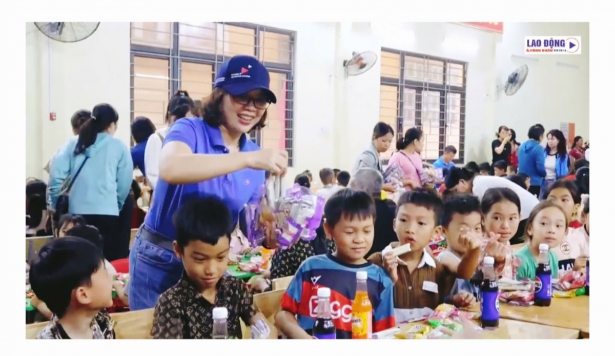 Tạp chí Lao động và Công đoàn trao quà cho giáo viên, học sinh ở Tả Ngảo (Lào Cai)