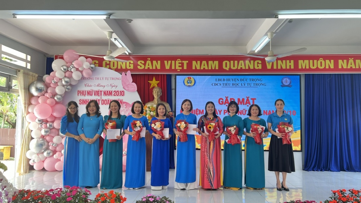 Phong trào “Hai giỏi” ở công đoàn được Tổng Liên đoàn tặng Cờ thi đua Phong trào “Hai giỏi” ở công đoàn được Tổng Liên đoàn tặng Cờ thi đua