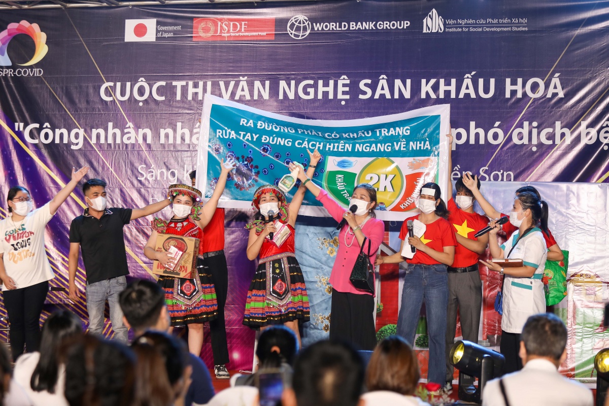 Chủ trọ tổ chức thi văn nghệ sân khấu hóa cho công nhân nhập cư Chủ trọ tổ chức thi văn nghệ sân khấu hóa cho công nhân nhập cư