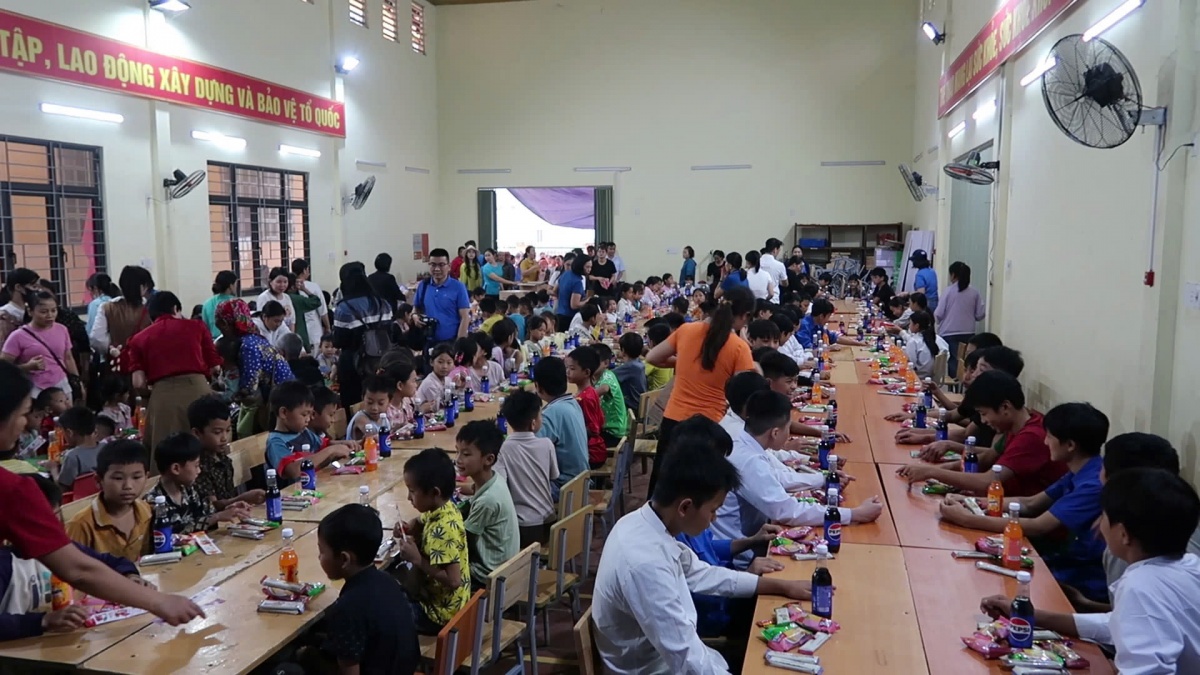 Tạp chí Lao động và Công đoàn trao quà cho giáo viên, học sinh ở Tả Ngảo (Lào Cai)