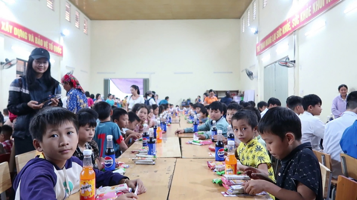 Tạp chí Lao động và Công đoàn trao quà cho giáo viên, học sinh ở Tả Ngảo (Lào Cai)