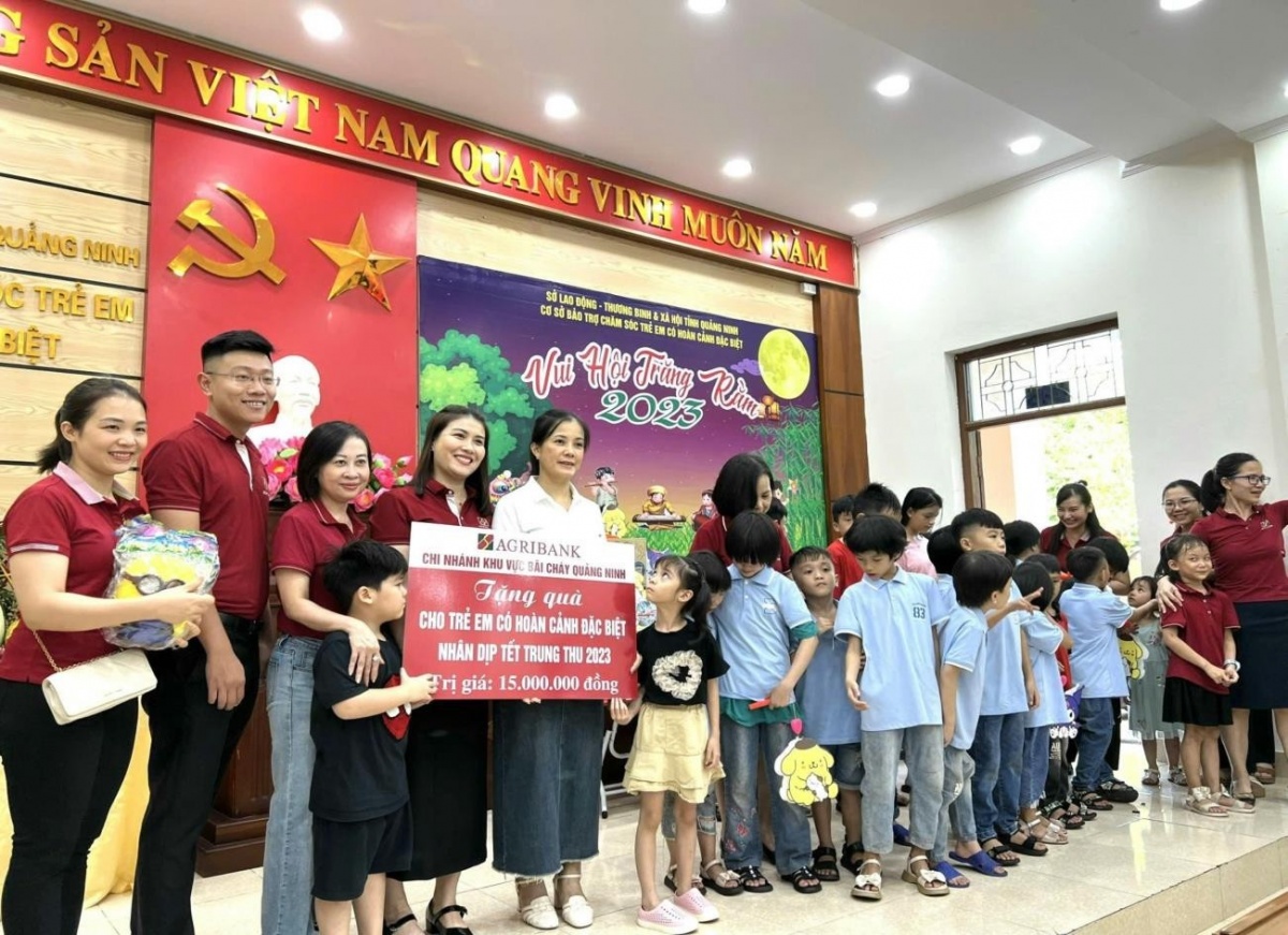 Chị Lưu Thị Vân Anh - Chủ tịch Công đoàn tiêu biểu của Agribank Bãi Cháy Quảng Ninh