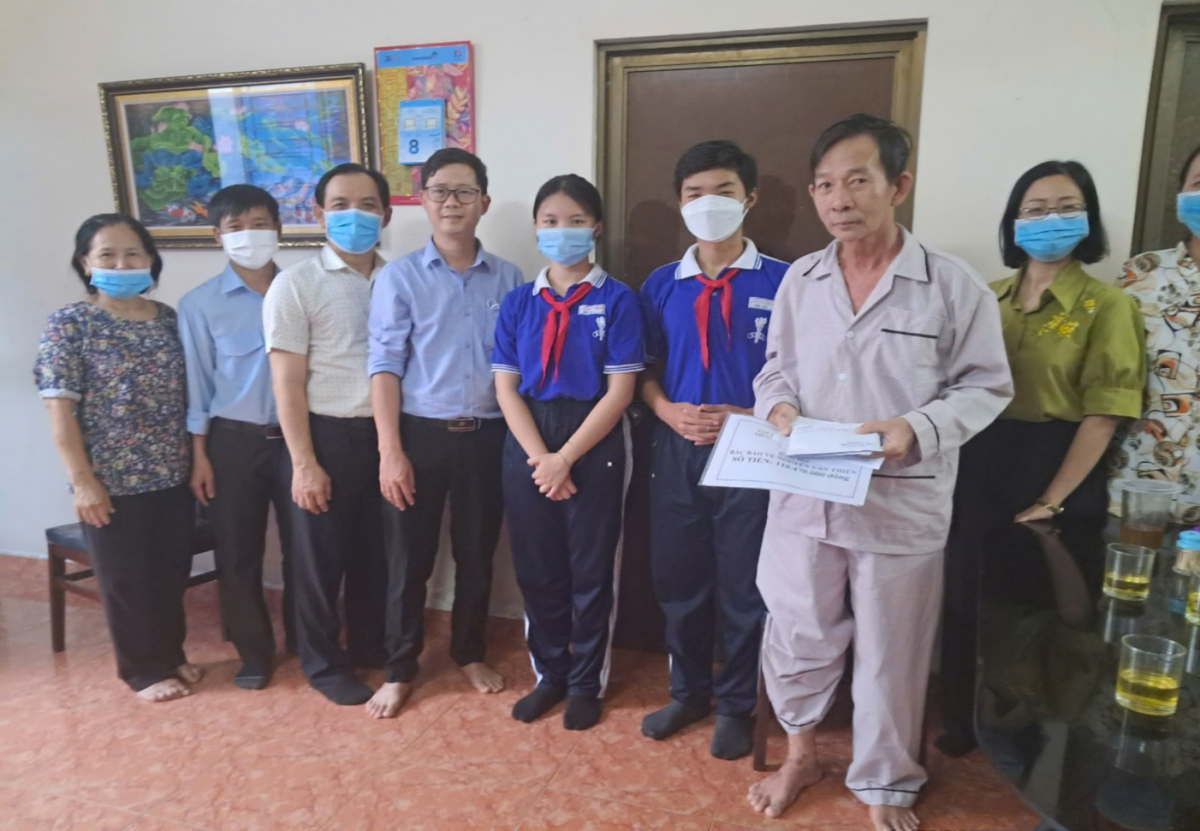 Công đoàn Trường THCS Lý Tự Trọng nỗ lực chăm lo cho đoàn viên nghèo, bệnh tật