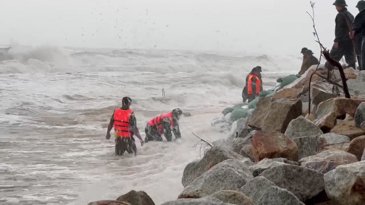 Thừa Thiên Huế: Doanh nghiệp chủ động hoãn tăng ca để công nhân an toàn tránh bão số 6