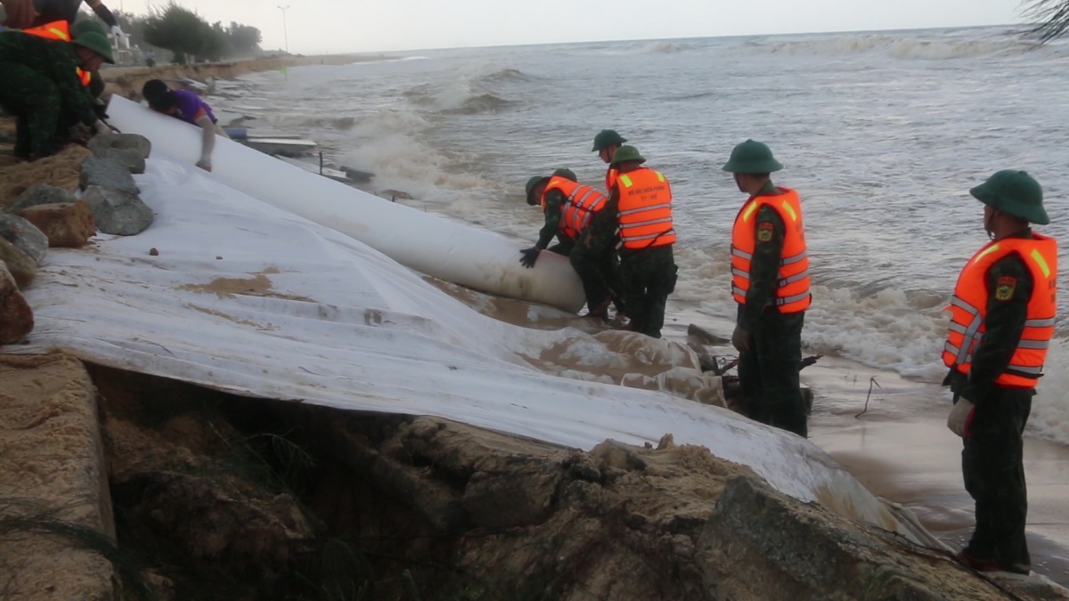 Tình quân dân, nghĩa đồng bào trong thiên tai bão lũ