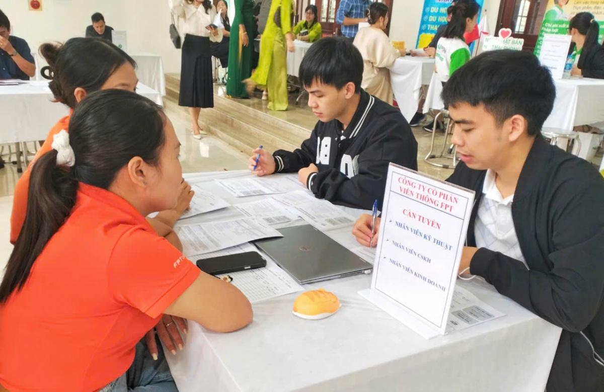 Đưa thông tin tuyển dụng trực tiếp đến tận các “chân công trường”